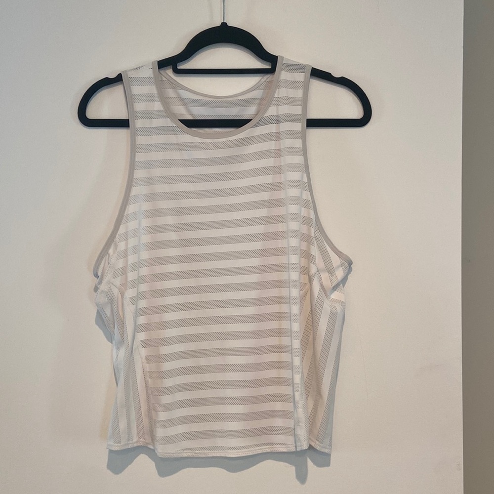 Lululemon size 6 crop too white